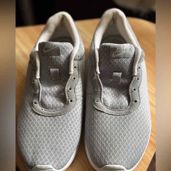 Nike White and Gray Women’s Sneakers Size 8 - Picture 9 of 11